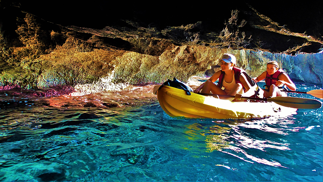 Two women kayaking as part of their outdoor activities in Mallorca
